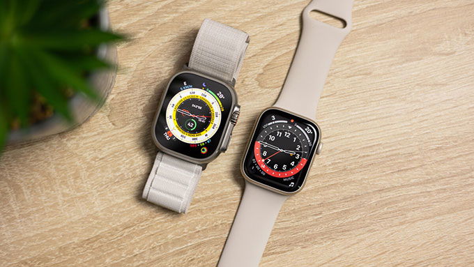 Apple Watch Series 8 (phải) sẽ là mẫu đồng hồ phù hợp với đại đa số người dùng hiện nay