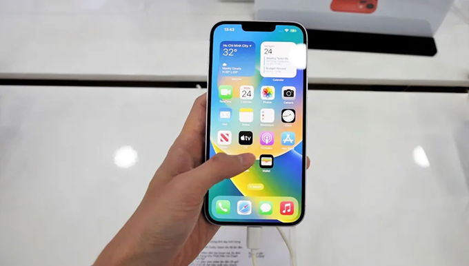 Màn hình của iPhone 14 Plus vẫn có thể hiển thị rất tốt dù không có tính năng mới