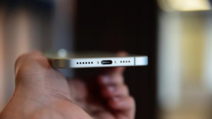 Cổng sạc USB-C mới trên iPhone 15 Plus