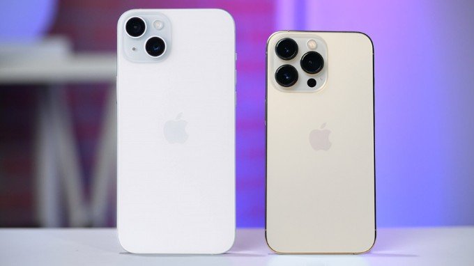 Thiết kế iPhone 15 Plus (trái) và iPhone 13 Pro (phải)