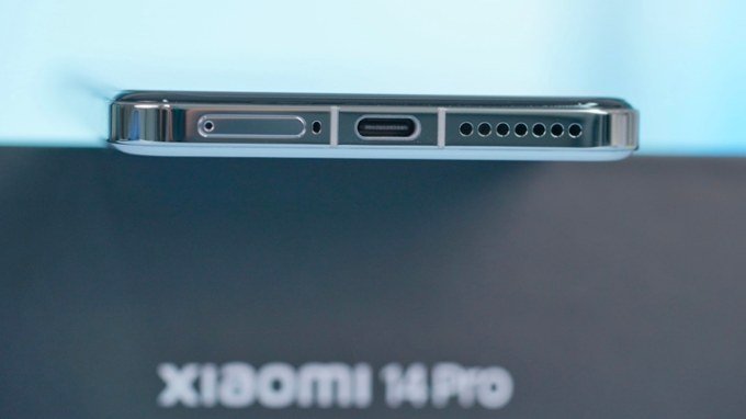 Xiaomi 14 Pro và iPhone 15 Pro Max đều trang bị cổng USB-C