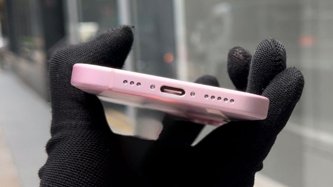 Kiểm tra ngoại hình của iPhone 15 cũ trước khi mua