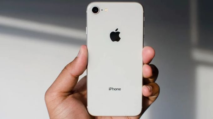 Logo Apple trên iPhone 18 nằm phía trên ở mặt lưng