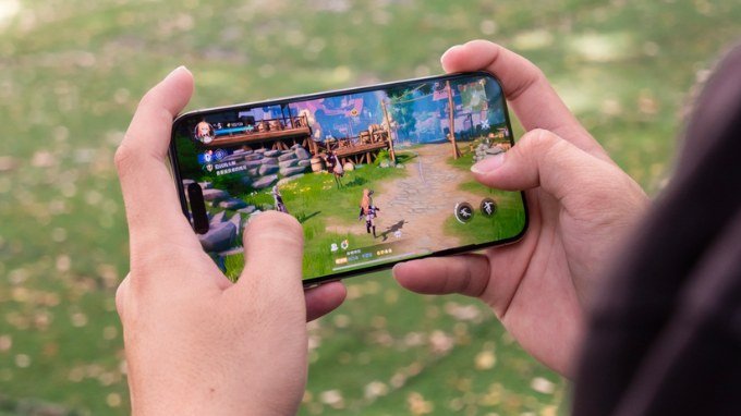Chơi game sẽ hao pin hơn chỉ xem video trên iPhone