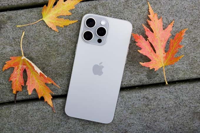 iPhone 15 Pro Max màu Titan Trắng phù hợp với những người mệnh Kim, Thổ và Thủy