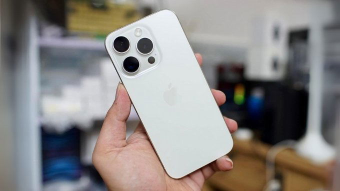 iPhone 15 Pro Max màu Titan Trắng