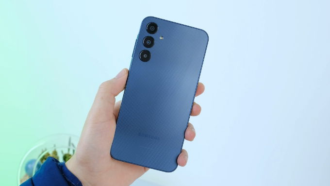 Phong cách trẻ trung và năng động là điểm khiến Samsung Galaxy A25 dễ dàng thu hút ánh nhìn ngay từ ánh nhìn đầu tiên