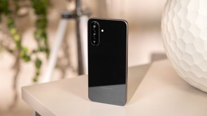 Samsung Galaxy A26 5G sở hữu thân mỏng 7.7mm, trọng lượng chỉ 195g, khung nhựa bền bỉ, tạo cảm giác nhẹ nhàng 