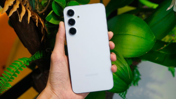 Không chỉ dừng lại ở vẻ ngoài trẻ trung, Samsung Galaxy A55 5G còn gây ấn tượng nhờ độ hoàn thiện cao cấp