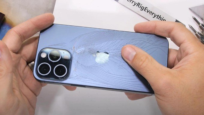 iPhone 15 Pro Max dễ gãy vỡ