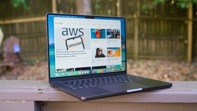 Màn hình hiển thị MacBook Pro M5