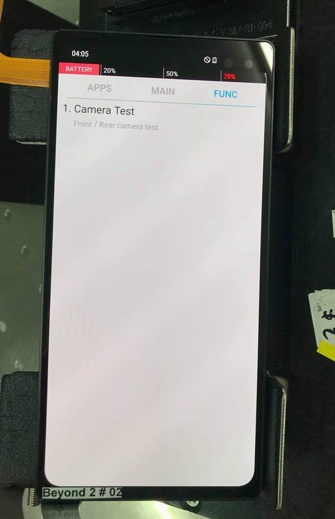 Mẫu thử nghiệm của Samsung Galaxy S10 Plus cho thấy thiết bị có màn hình lớn với viền bezel khá mỏng cùng cụm camera selfie kép