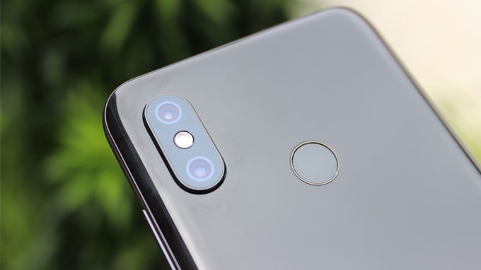 Cụm camera kép trên Xiaomi Mi 8 có độ phân giải 12MP