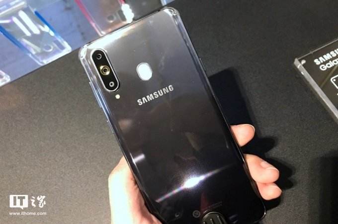 Galaxy A8s Màu đen bắt mắt và lấp lánh