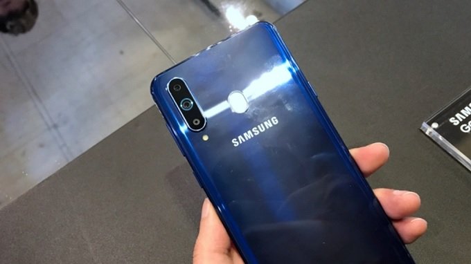 Mặt lưng phủ kính bóng bẩy của Galaxy A8s