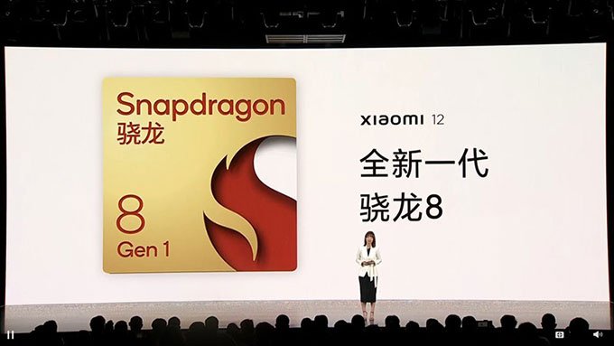 Xiaomi 12 Pro sao sánh với iPhone 13 Pro  về mặt thiết kế cấu hình