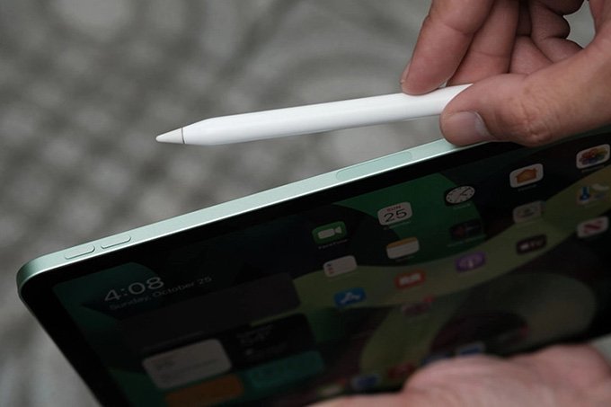 iPad Air 4 có phần nam châm để sạc bút Apple Pencil 2