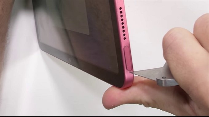 Phần khung iPad 10 làm bằng nhôm tái chế, nên không chống chịu được dưới lưỡi dao