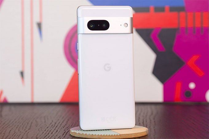 Điện thoại Google Pixel 7 giữ nguyên thiết kế mặt kính bóng bẩy