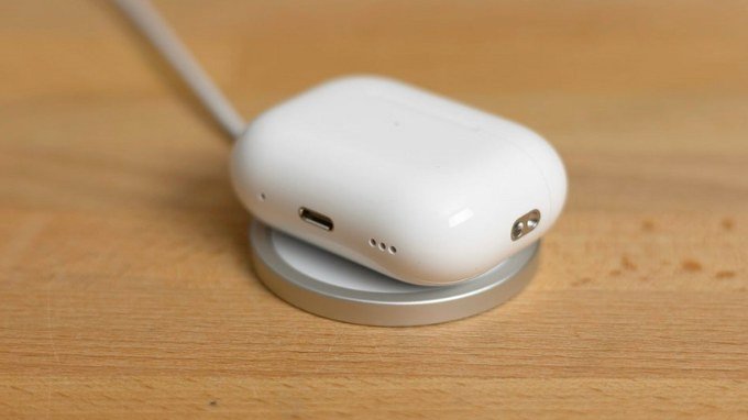 Hộp sạc USB-C Airpods Pro 2 cũng được cung cấp tính năng sạc không dây MagSafe