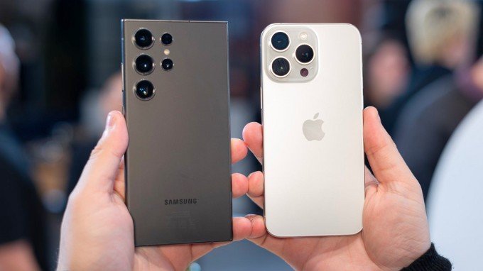 So sánh thiết kế của iPhone 15 Pro Max và Galaxy S24 Ultra
