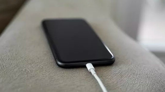 Sử dụng iPhone khi sạc pin là nguyên nhân gây hư hỏng pin