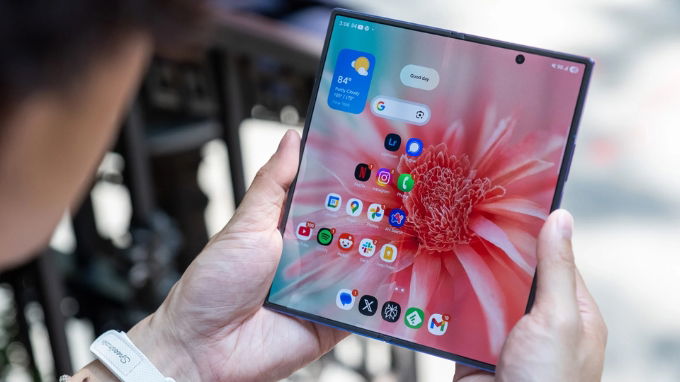 Màn hình liền mạch với bản lề Armor FlexHinge trên Galaxy Z Fold 7