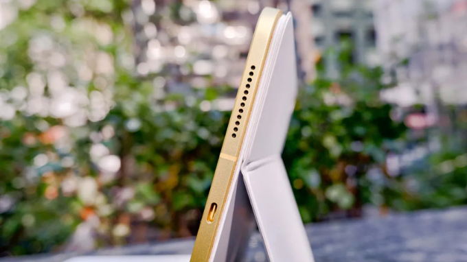 Cung cấp nguồn năng lượng suốt ngày dài với viên pin 7.606 mAh