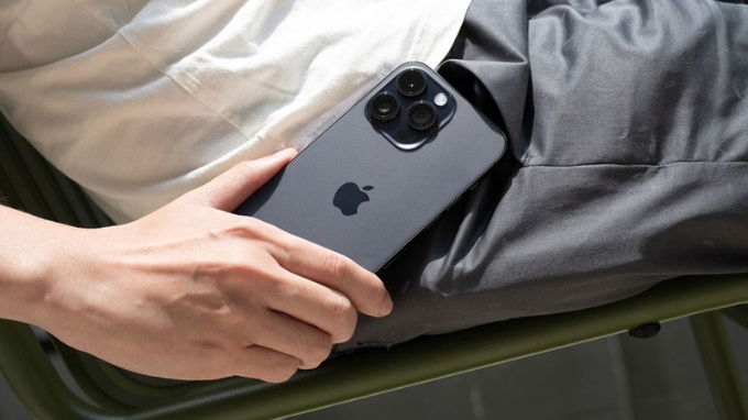 Phiên bản màu Space Black đậm hơn, sâu hơn, tôn lên các đường nét vuông vức và khung viền thép không gỉ của thiết bị