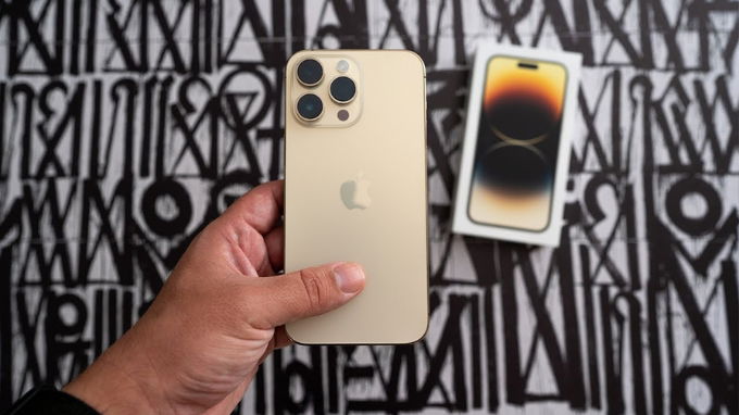 Màu vàng trên iPhone 14 Pro Max đã được tinh chỉnh tinh tế để tổng thể máy trở nên dịu mắt hơn