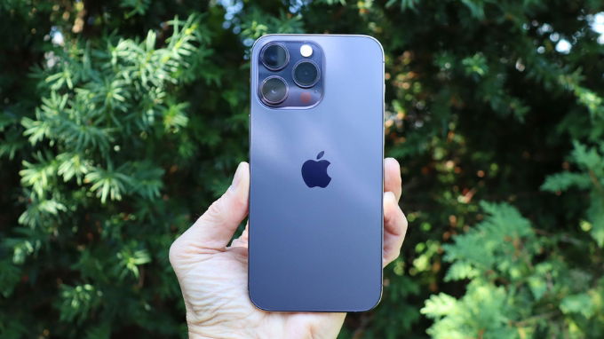 Màu tím (Deep Purple) là điểm nhấn độc đáo nhất trong bảng màu của iPhone 14 Pro Max