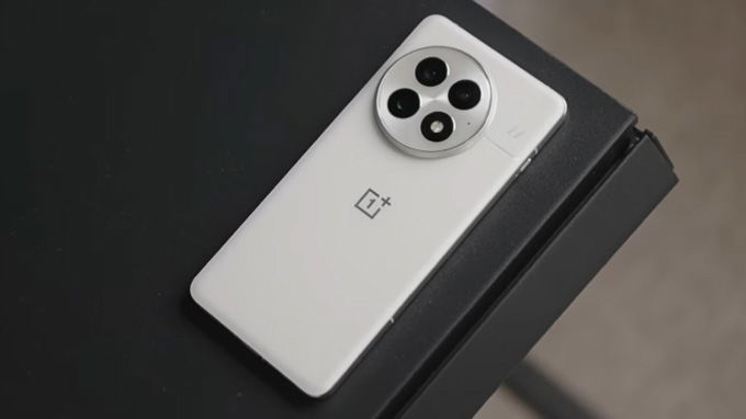 camera và pin sạc trên OnePlus 13