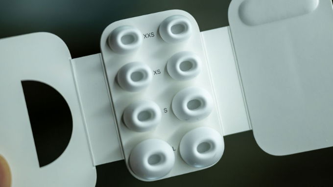 AirPods Pro 3 có thiết kế tinh chỉnh để ôm tai tốt hơn và đi kèm silicone ear-tips 5 kích cỡ từ size XXS đến size L