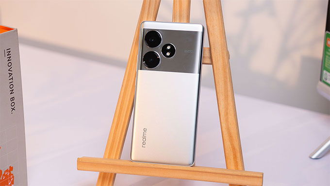 Realme GT Neo 6 SE có mặt lưng được hoàn thiện từ lớp kính AG với kết cấu nhám mờ