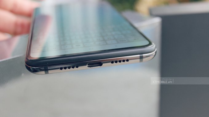 Sự tinh tế, tỉ mỉ trên từng đường cong của góc trên Xiaomi Mi Mix 3 chính hãng 