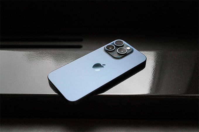 iPhone 15 Pro 128GB chính hãng sở hữu khung viền Titan bền bỉ, chắc chắn