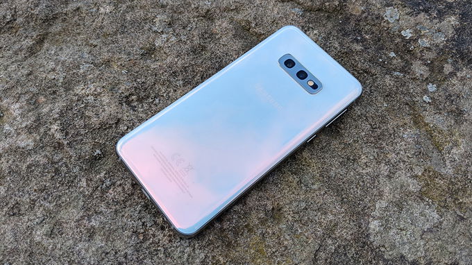 Samsung Galaxy S10e 2 Sim mạnh mẽ, cho trải nghiệm mượt mà