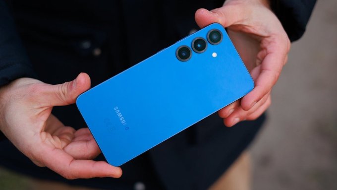 Thiết kế Galaxy S26 Plus sang trọng, dễ cầm nắm