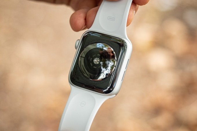 mặt dưới cảm biến của Apple Watch SE 40mm LTE 