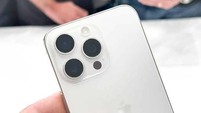 Camera với ống kính tiềm vọng của iPhone 15 Pro Max