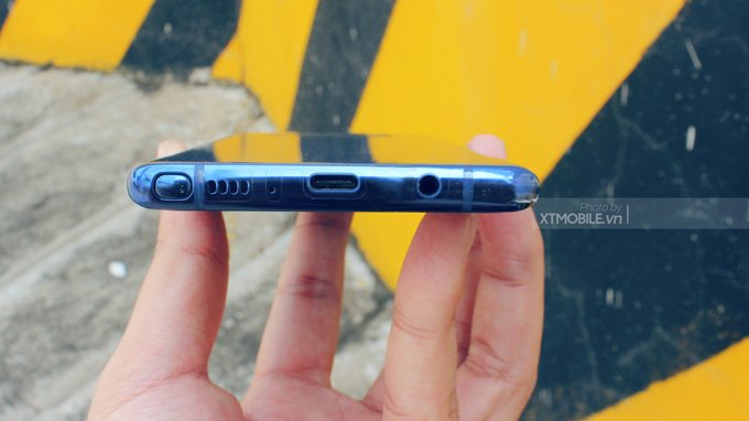 Cạnh dưới Galaxy Note 8 vẫn sở hữu jack cắm tai nghe 3.5mm
